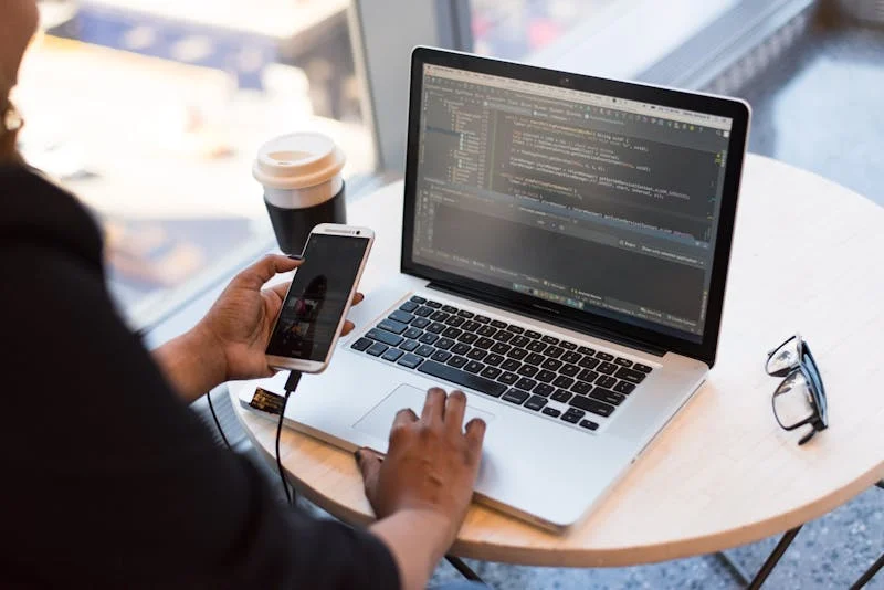 a person developing app<br />
